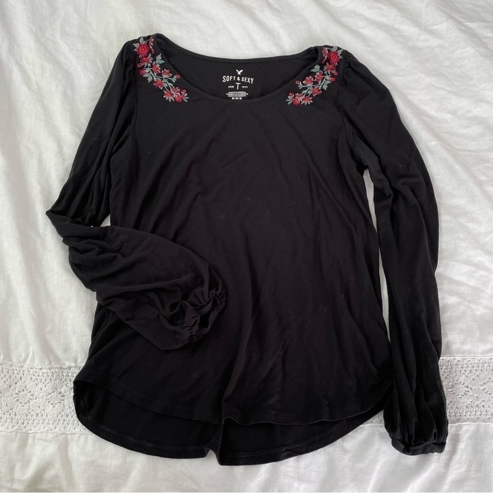 American Eagle MEDIUM soft & Sexy floral embroidered top black